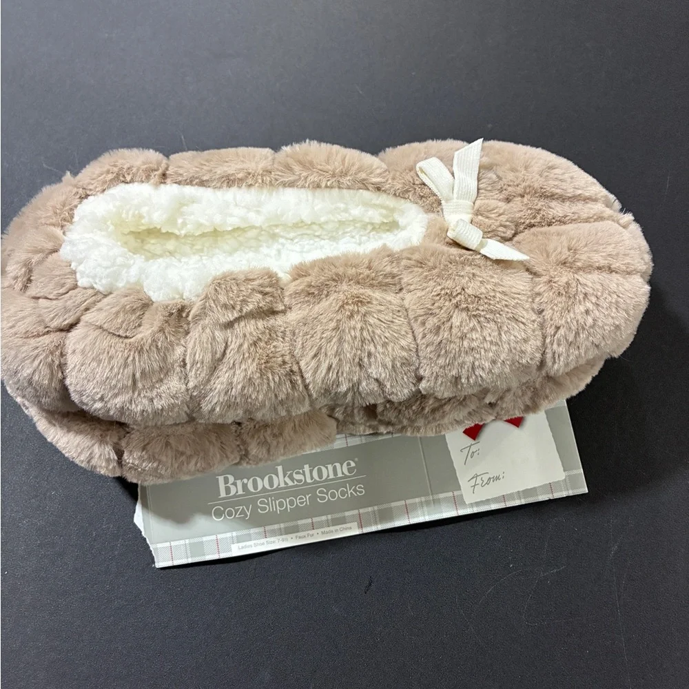 New! Brookstone Plush Slipper Socks in Cream and Tan (shoe size 7-9-1/2) - Picture 1 of 3